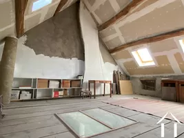 Au 2ème étage du n° 5, grenier de 38 m2, lumière par 4 Velux, 4,40 m de haut, isolation postérieure à 2007